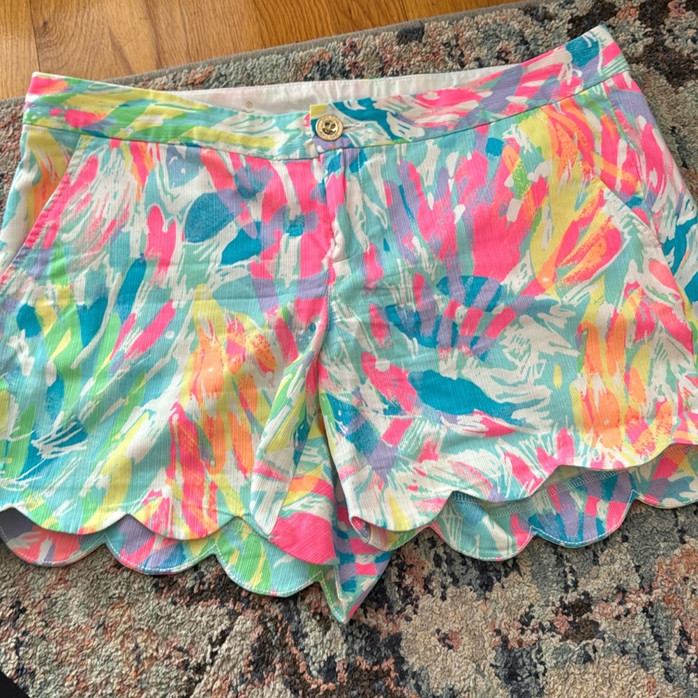 NWOT Lilly Pulitzer 5” buttercup scalloped shorts in pattern sparkling sands